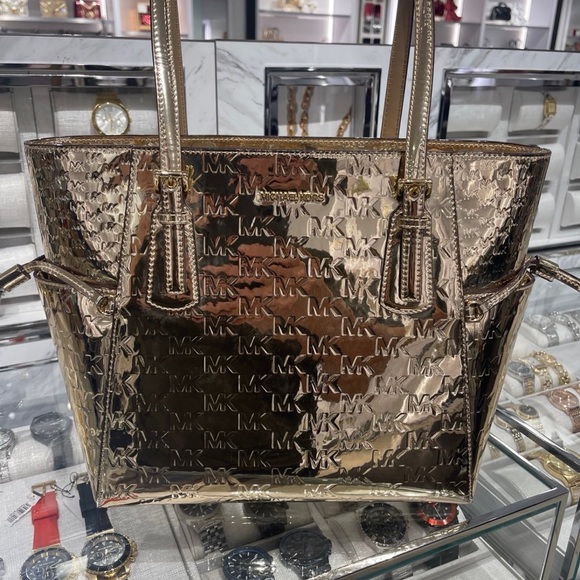 MICHAEL KORS Voyager Large Metallic Logo Debossed EW Shoulder Tote Bag
Pale Gold - Picture 8 of 8